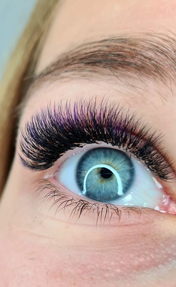 Nahaufnahme von Wimpernverlängerung in München mit fabrlichen Akzenten