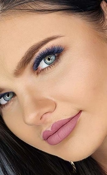 Frau mit blauen Colorlashes von Bjulity