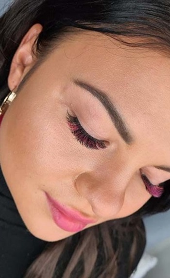 Frau mit rosafarbenen Wimpern in München
