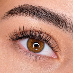 Nahaufnahme klassische Wimpernverlängerung 1zu1 in München